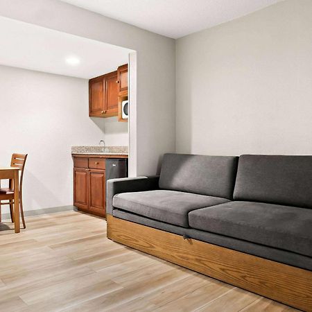 Days Inn & Suites By Wyndham Уорън Екстериор снимка