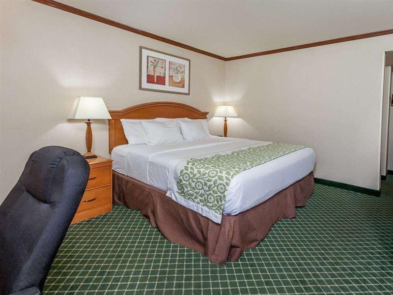 Days Inn & Suites By Wyndham Уорън Екстериор снимка