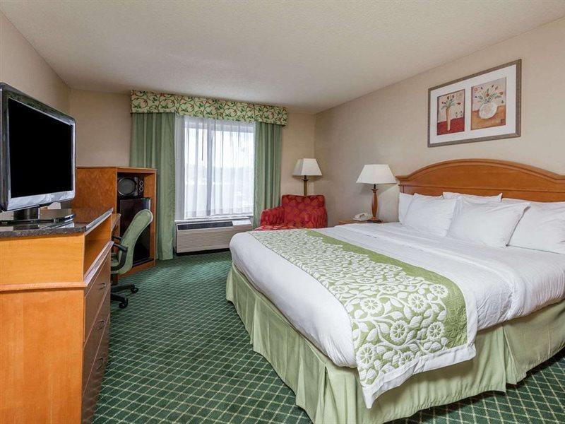 Days Inn & Suites By Wyndham Уорън Екстериор снимка