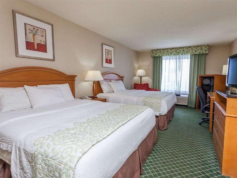 Days Inn & Suites By Wyndham Уорън Екстериор снимка