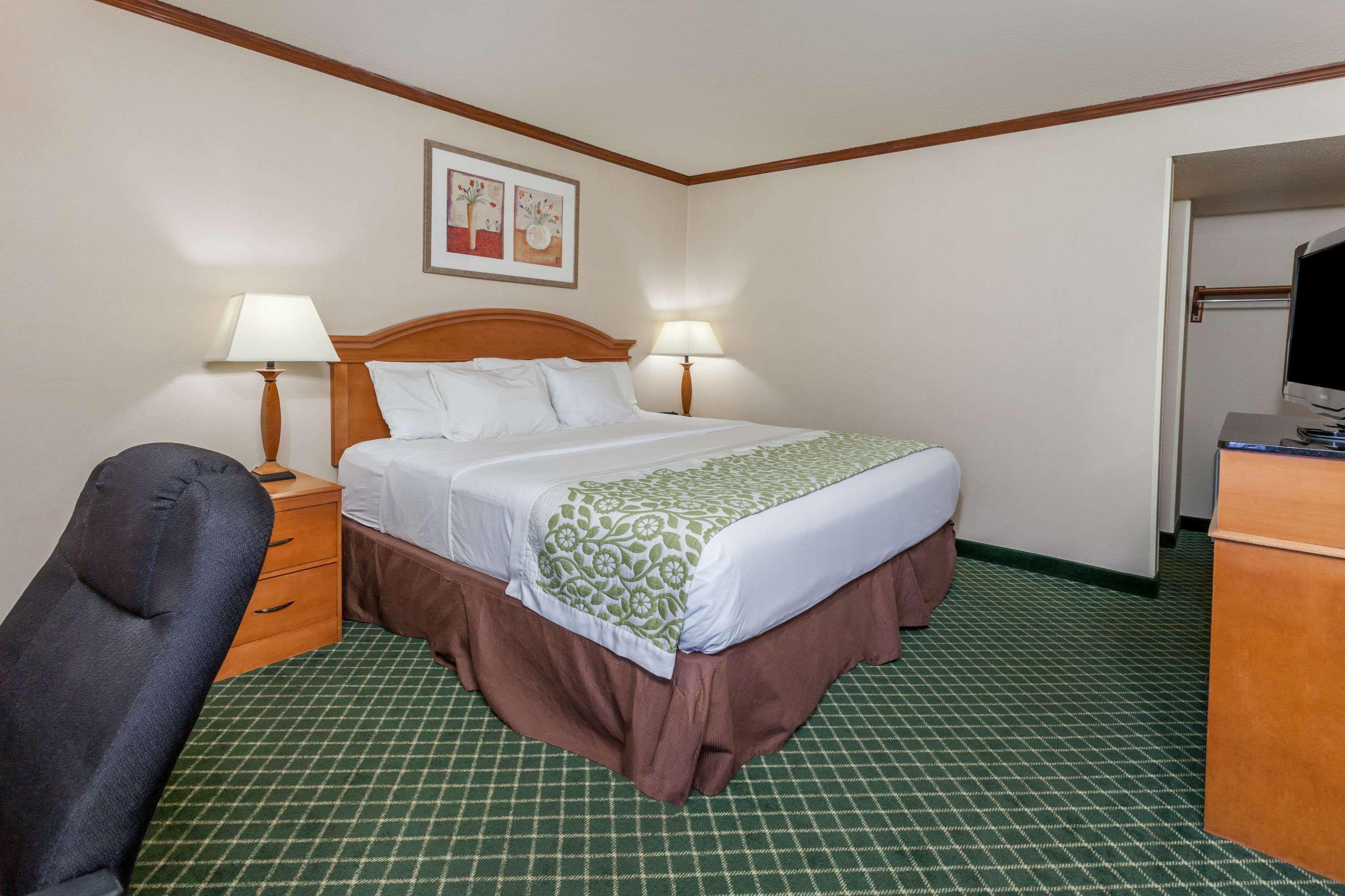 Days Inn & Suites By Wyndham Уорън Екстериор снимка