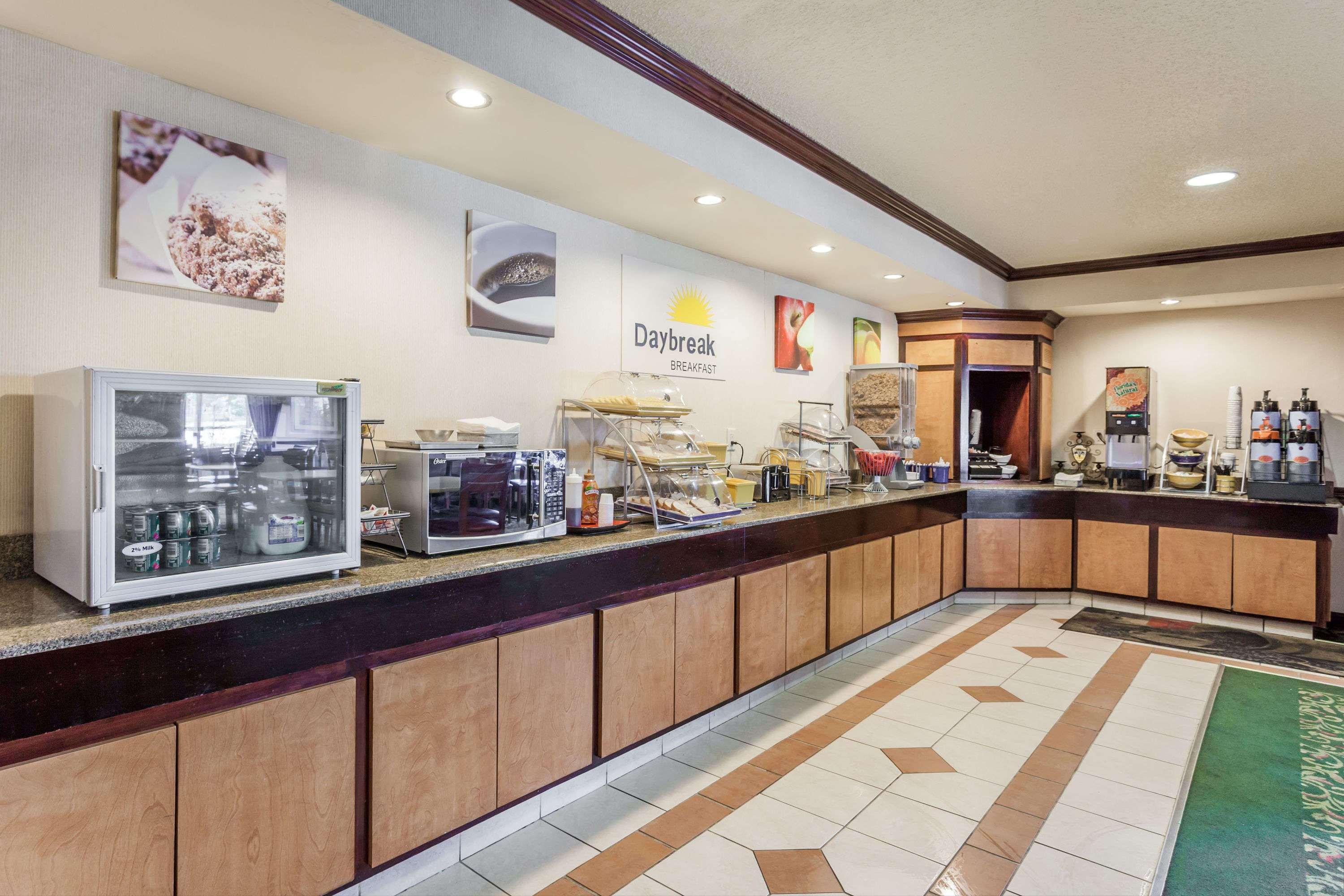Days Inn & Suites By Wyndham Уорън Екстериор снимка