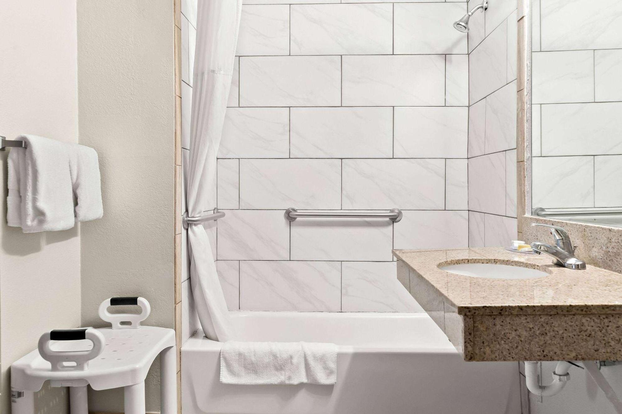 Days Inn & Suites By Wyndham Уорън Екстериор снимка