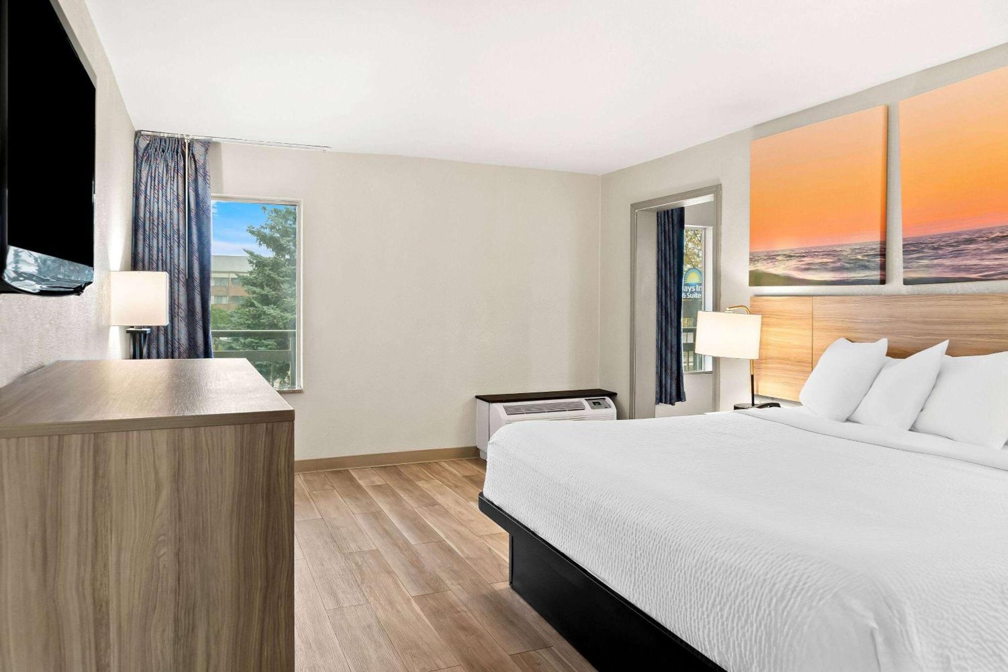 Days Inn & Suites By Wyndham Уорън Екстериор снимка