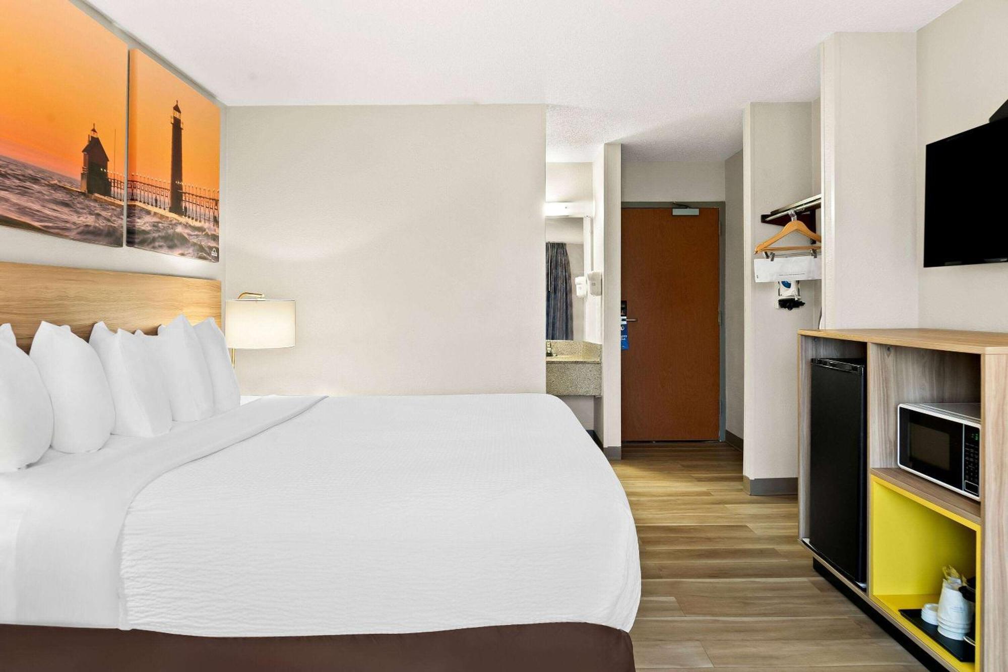 Days Inn & Suites By Wyndham Уорън Екстериор снимка
