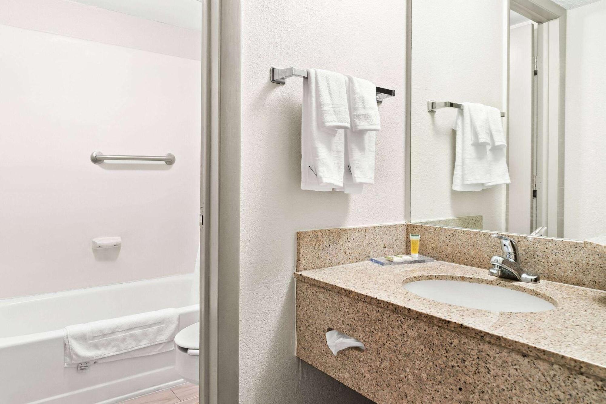 Days Inn & Suites By Wyndham Уорън Екстериор снимка