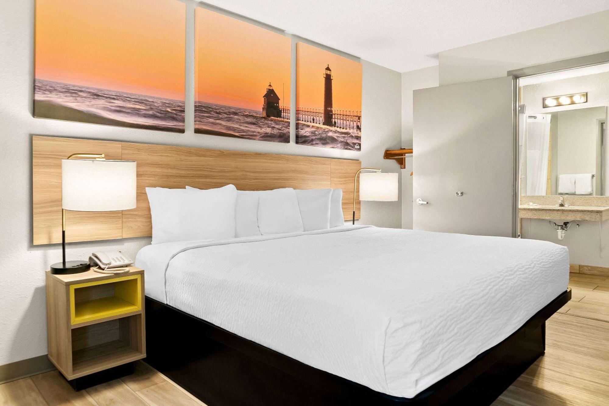 Days Inn & Suites By Wyndham Уорън Екстериор снимка