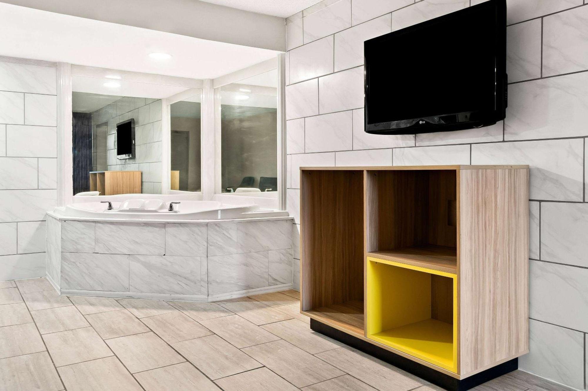 Days Inn & Suites By Wyndham Уорън Екстериор снимка