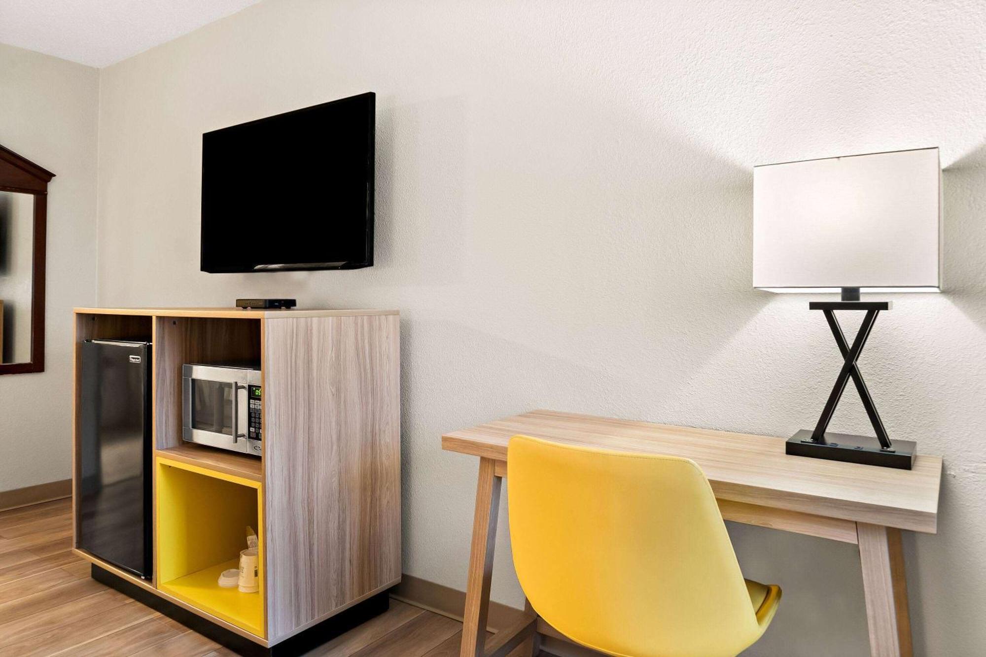 Days Inn & Suites By Wyndham Уорън Екстериор снимка