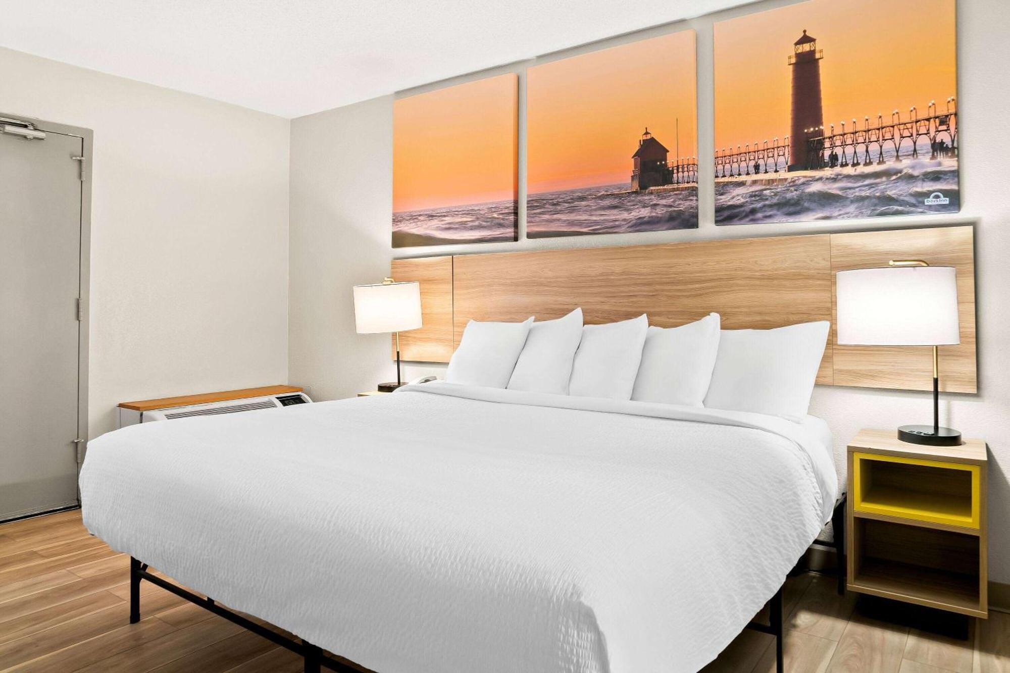 Days Inn & Suites By Wyndham Уорън Екстериор снимка