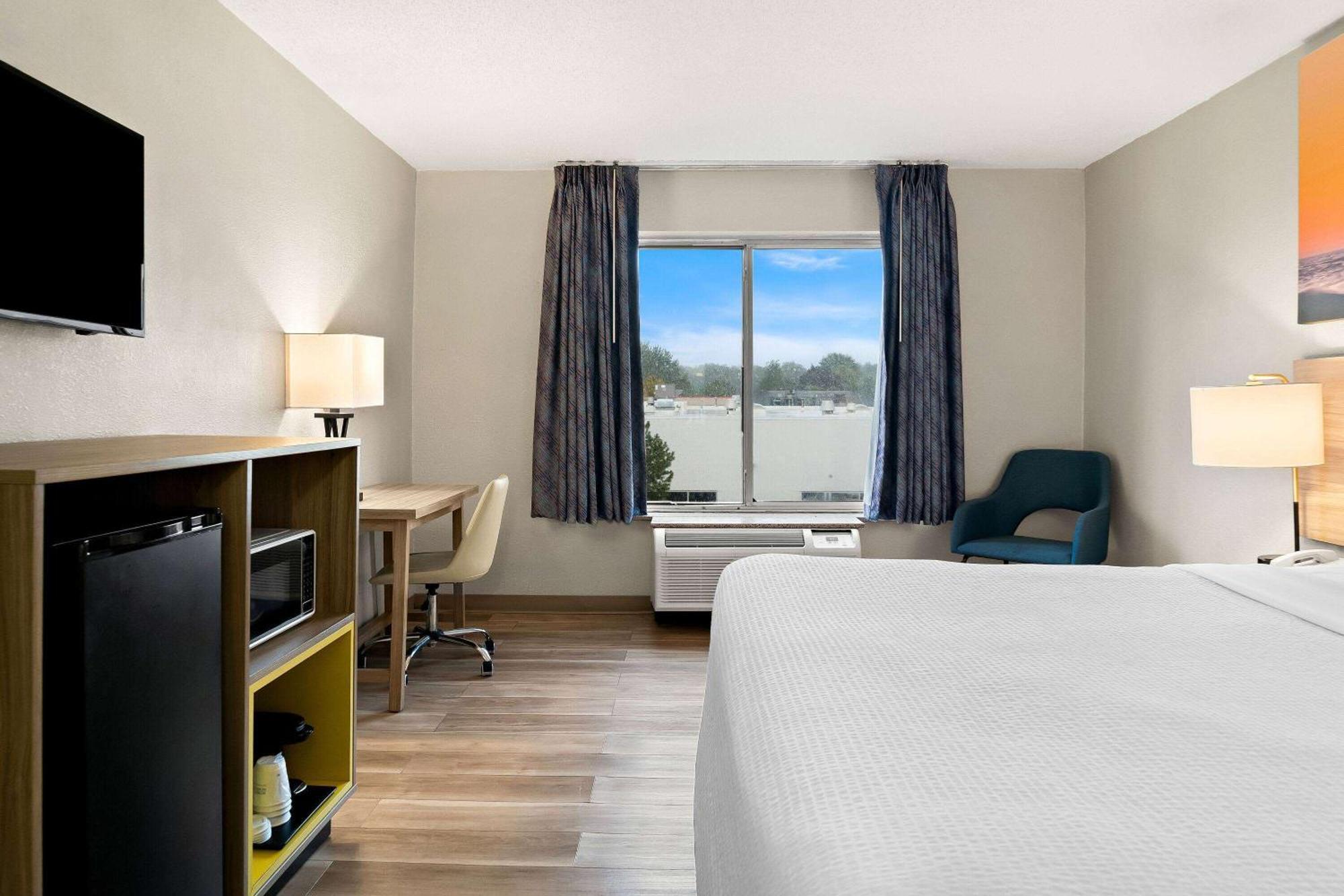 Days Inn & Suites By Wyndham Уорън Екстериор снимка
