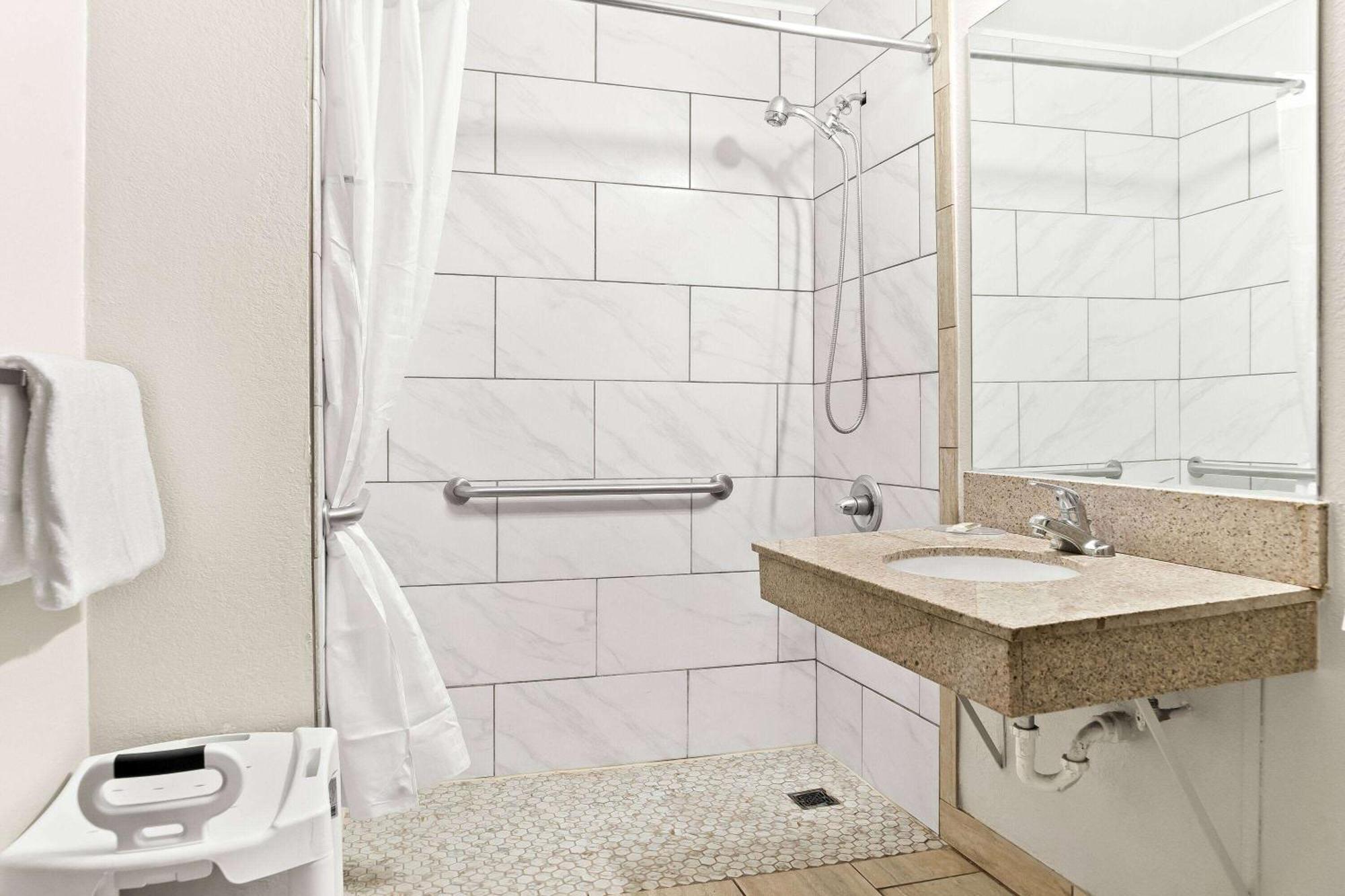 Days Inn & Suites By Wyndham Уорън Екстериор снимка