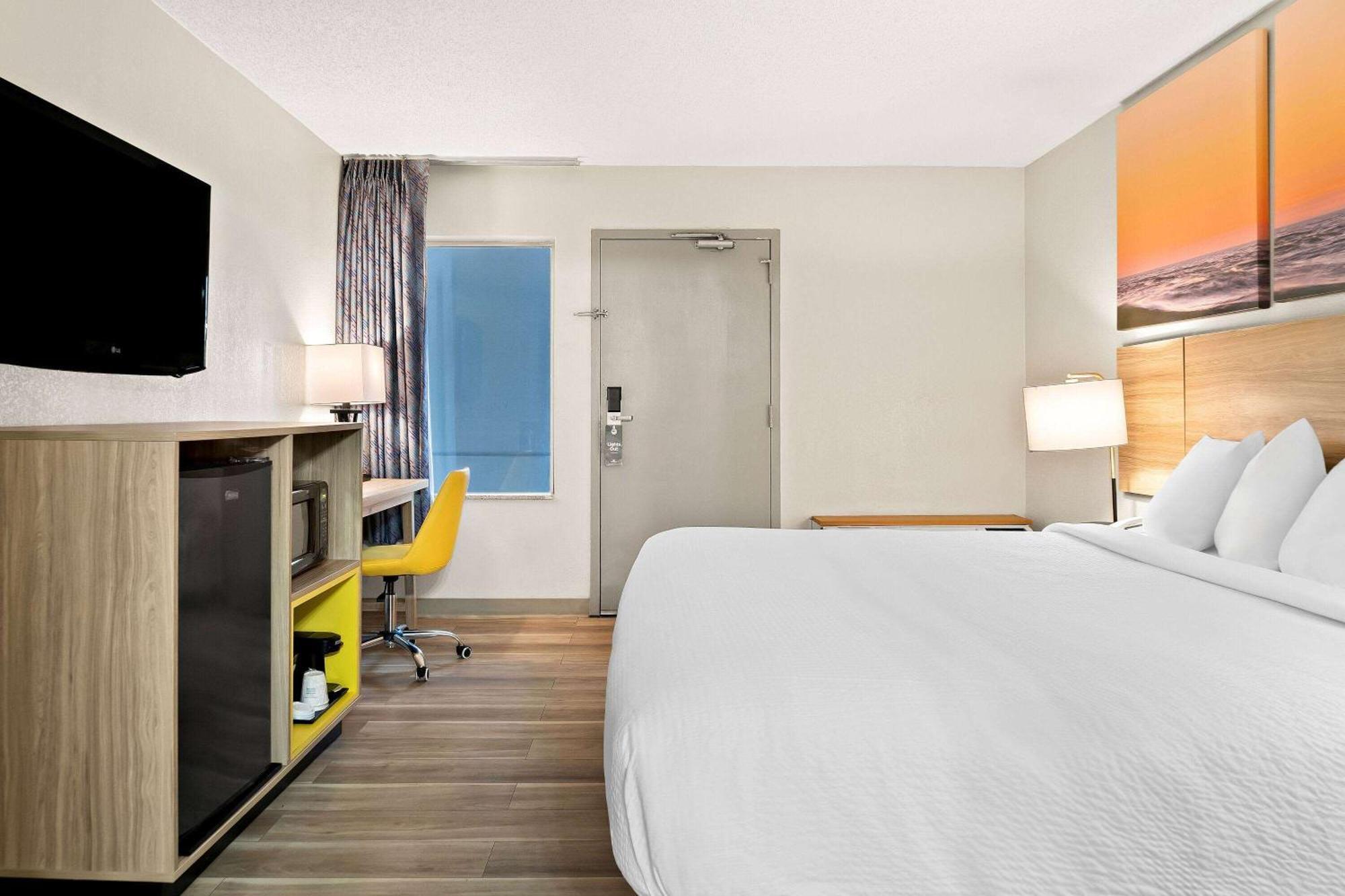 Days Inn & Suites By Wyndham Уорън Екстериор снимка