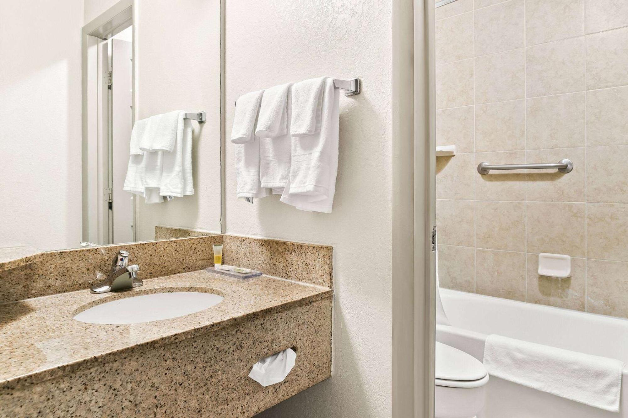 Days Inn & Suites By Wyndham Уорън Екстериор снимка